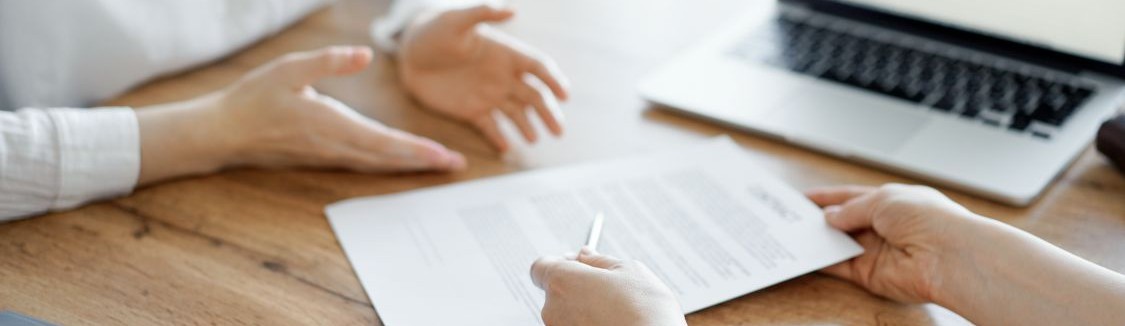 Avocat en indemnisation dans le cadre du travail qui discute avec un client