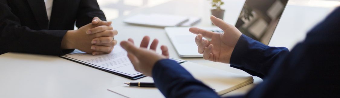 Avocat en violence familiale qui discute avec un client