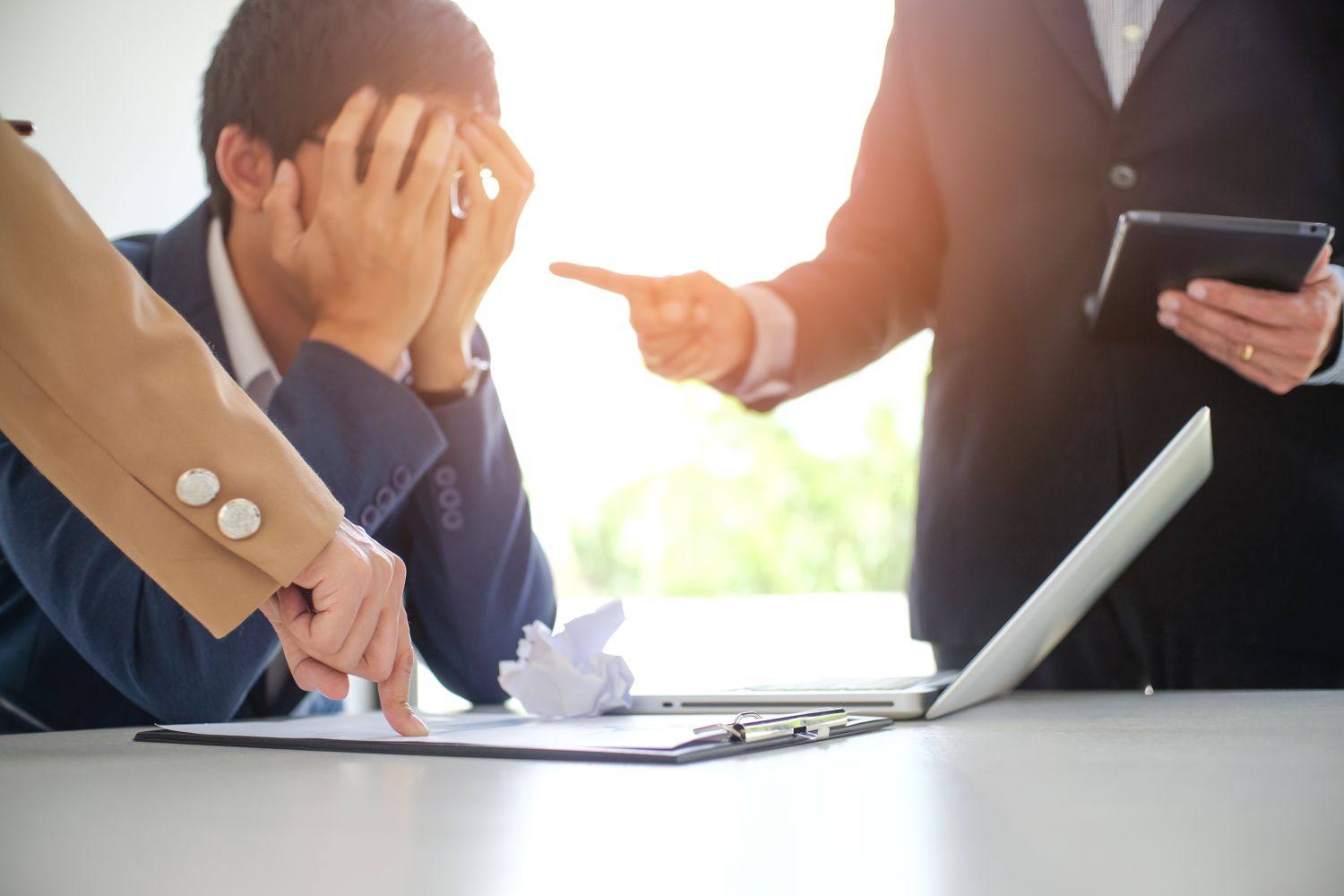 Personne qui se fait harceler au travail et ne sait pas comment le prouver